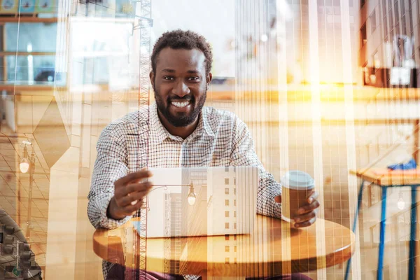 Fröhlicher Afroamerikaner blickt in die Kamera — Stockfoto