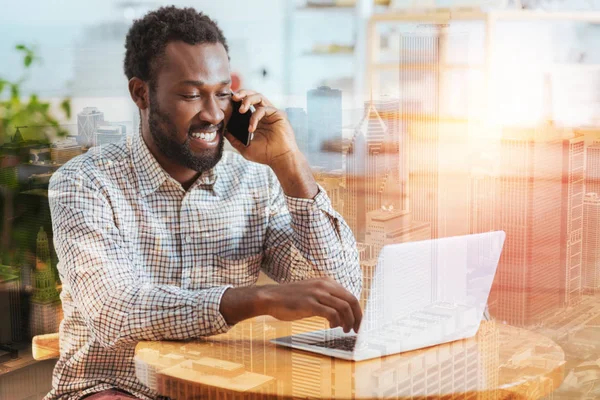 Trabalhador profissional falando por telefone — Fotografia de Stock