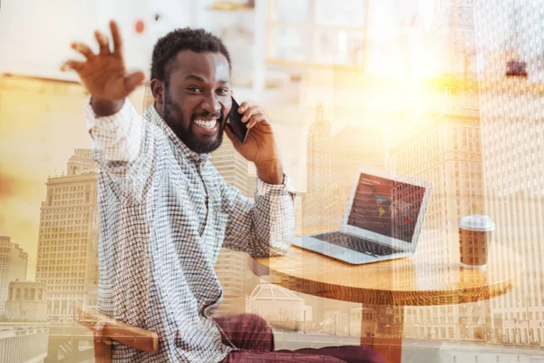 Positiv glad skäggig man pratar per telefon — Stockfoto