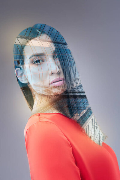 Брюнетка привлекательная женщина, представляющая свое будущее
