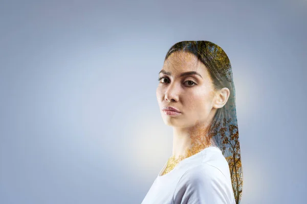 Mujer meditativa hermosa salvando la naturaleza — Foto de Stock