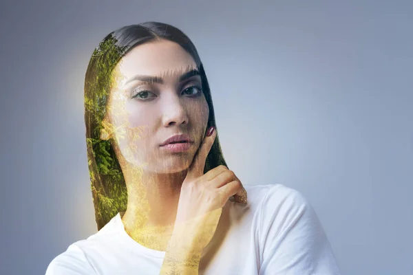 Aangename positieve vrouw inspirerende met de natuur — Stockfoto