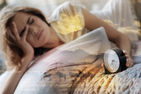 Фокусована фотографія на жіночій руці, яка тримає годинник — стокове фото