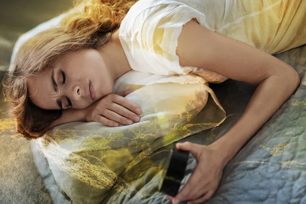 Втомлена дівчина спить на ліжку — стокове фото