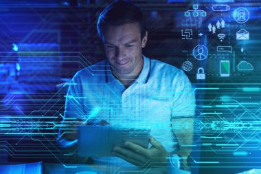 Programcı bir şeffaf ekran önünde 