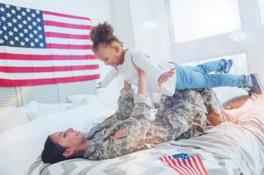 Neşeli mutlu kadın kızıyla birlikte oynarken