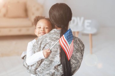Bir Amerikan bayrağı holding neşeli pozitif kız
