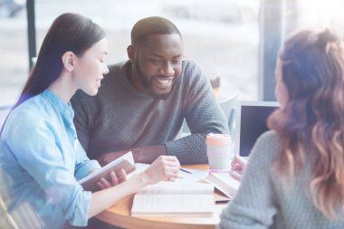 Mutlu genç insanlar birlikte çalışma