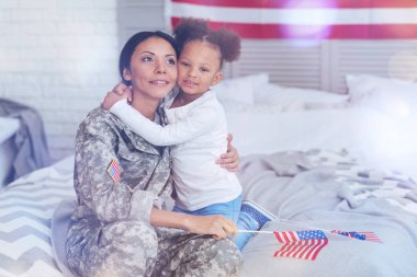 Neşeli keyifli kadın kızıyla birlikte oturuyordu