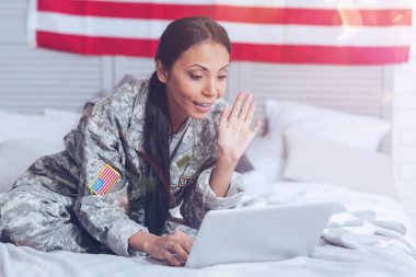 Hoş iyi görünümlü kadın bir online arama yapma