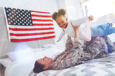 Annesi ile oynarken mutlu sevimli kız