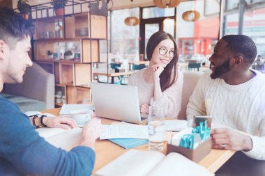 Konuşma arkadaşlar arasında kafede şu anda varlık