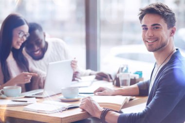 Doğruca kameraya arayan olumlu memnun genç öğrenci