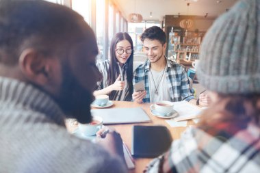 Hareket eden telefon ekranında olumlu mutlu çift