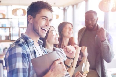 Onun tableti sağ elinde tutan yakışıklı adam