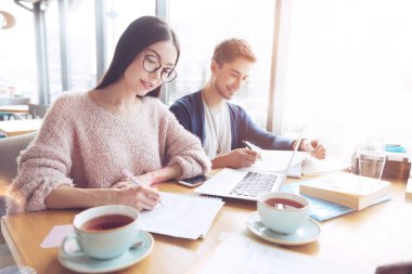 Güzel erkek notlar yaparken kafa Selam