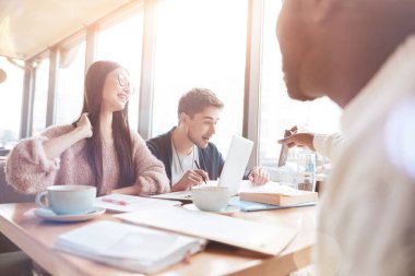 Şaşırmış adam ağzını açtı geniş tutulması