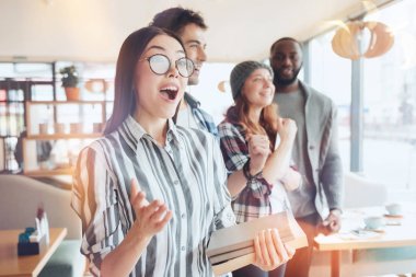 Sürpriz Koreli kız duygu mutluluk