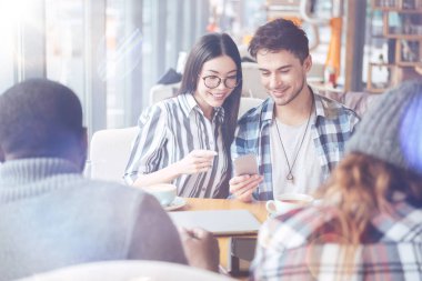 Samimi arkadaşları resmi telefon için seçme