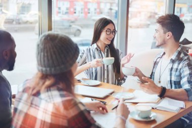 Komik durum tartışırken olumlu gençlerin