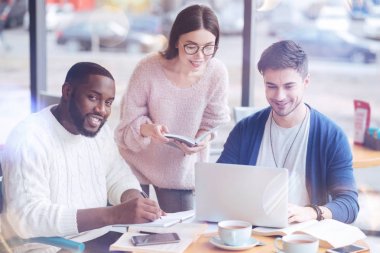 Kameraya poz memnun uluslararası adam