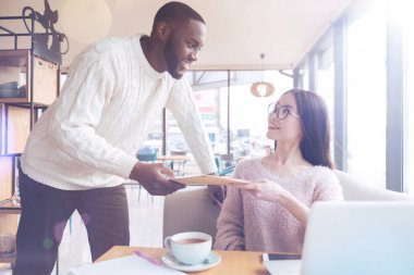 Klasör grup arkadaşı veren yakışıklı gülümseyen adam