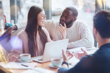 Meslektaşı için dinleme acımasız siyah derili sakallı adam