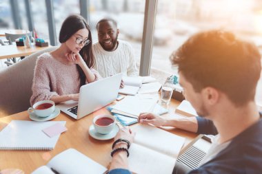 Onun bilgisayar ile çalışan özenli kadın