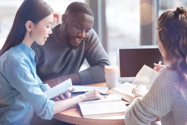 Attente mannelijke persoon noodzakelijke informatie lezen — Stockfoto