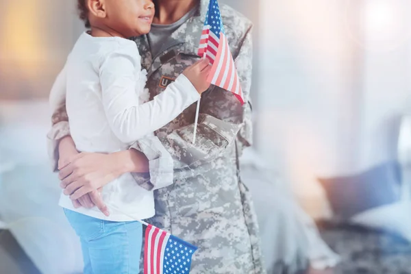 Флаг США в руках милой маленькой девочки — стоковое фото