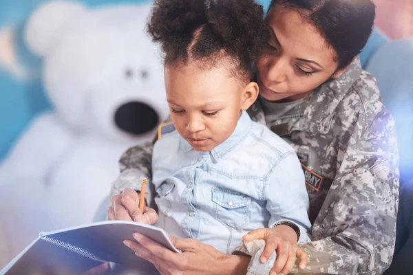 Positieve slimme vrouw haar dochter onderwijs — Stockfoto