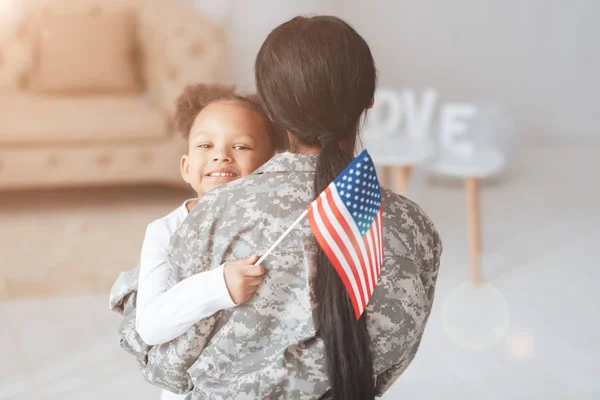 Vrolijke positieve meisje houdt van een Amerikaanse vlag — Stockfoto