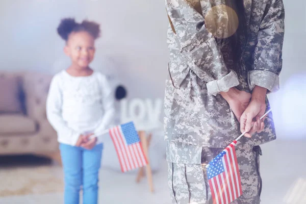 Mooie leuke vrouw houden van de Amerikaanse vlag — Stockfoto