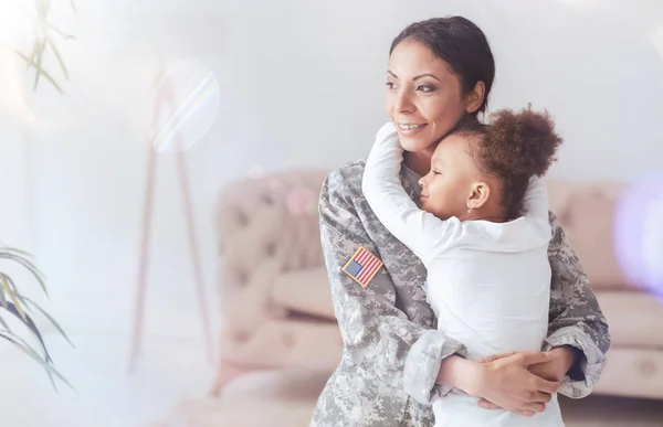 Glad trevlig kvinna kramar hennes dotter — Stockfoto