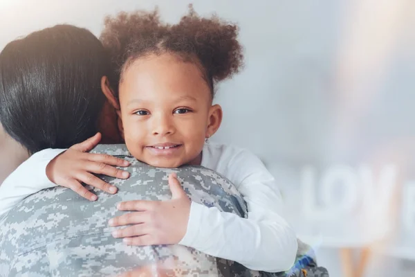 Positieve schattig meisje tijd doorbrengen met haar moeder — Stockfoto