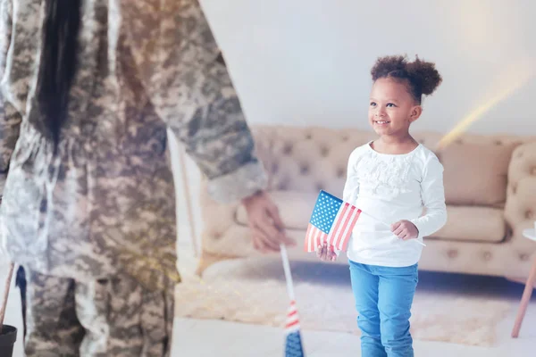 Vrolijke mooi meisje houdt van een Amerikaanse vlag — Stockfoto