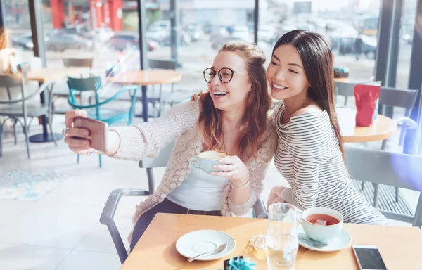 Positivo encantado meninas fazendo fotos selfie — Fotografia de Stock