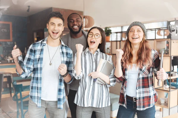 Grupo de pessoas felizes expressando sucesso — Fotografia de Stock