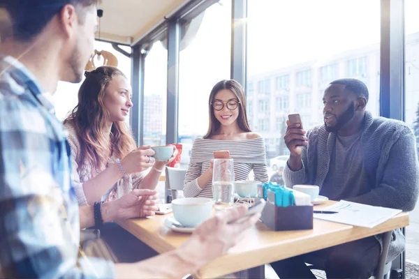 Knappe bebaarde man kijken naar zijn collega 's — Stockfoto