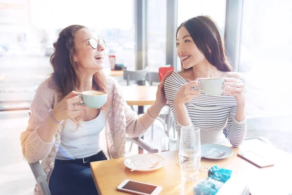 Joyeuse personne féminine profitant de la pause café — Photo