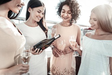 Kadehlerde şampanya tutmak ve içme hoş hanımlar.