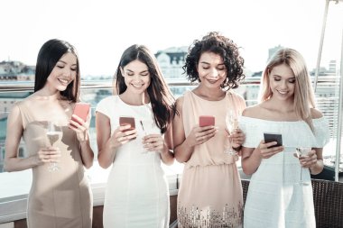 Mesajlaşma ve gülümseyen oldukça güzel kızlar.