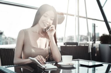 Oturma ve telefon sohbet güzel Bayan işgal.