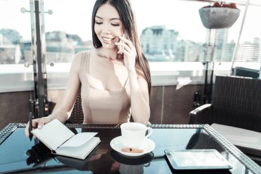 Notlar ve telefonda konuşurken güzel işgal kız.