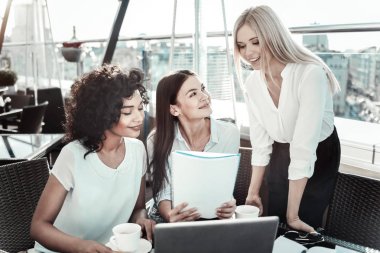 Şirin neşeli kızlar birlikte çalışan ve having fun.