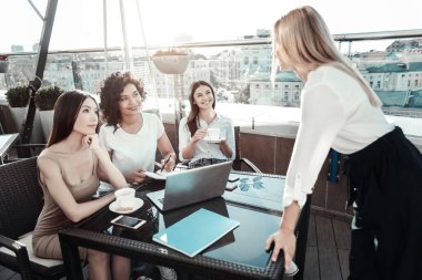 Şık hoş bayanlar çalışma ve iletişim.