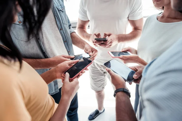 Close up of young people using smartphones — Stock Photo, Image