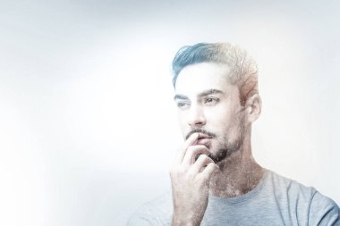 Düşünceli genç adam karşı banliyö arka plan ayakta