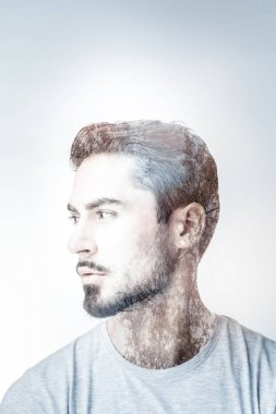 Derin düşünceler içinde olmak ciddi adam fotoğrafı profil