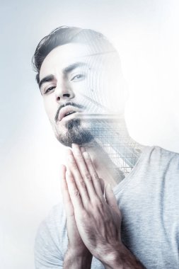 Sinirli adam derin düşünceler içinde olmak